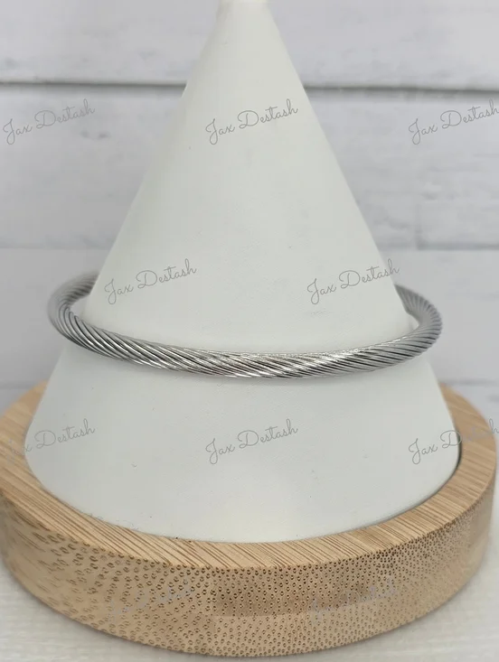 Silver Tone Heart Charm Cable Bangle Bracelet BR107 - Picture 2 of 4